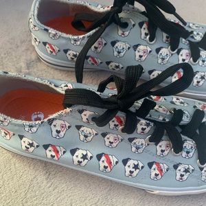 Sketchers, never worn but has a few marks on top (not that noticeable)